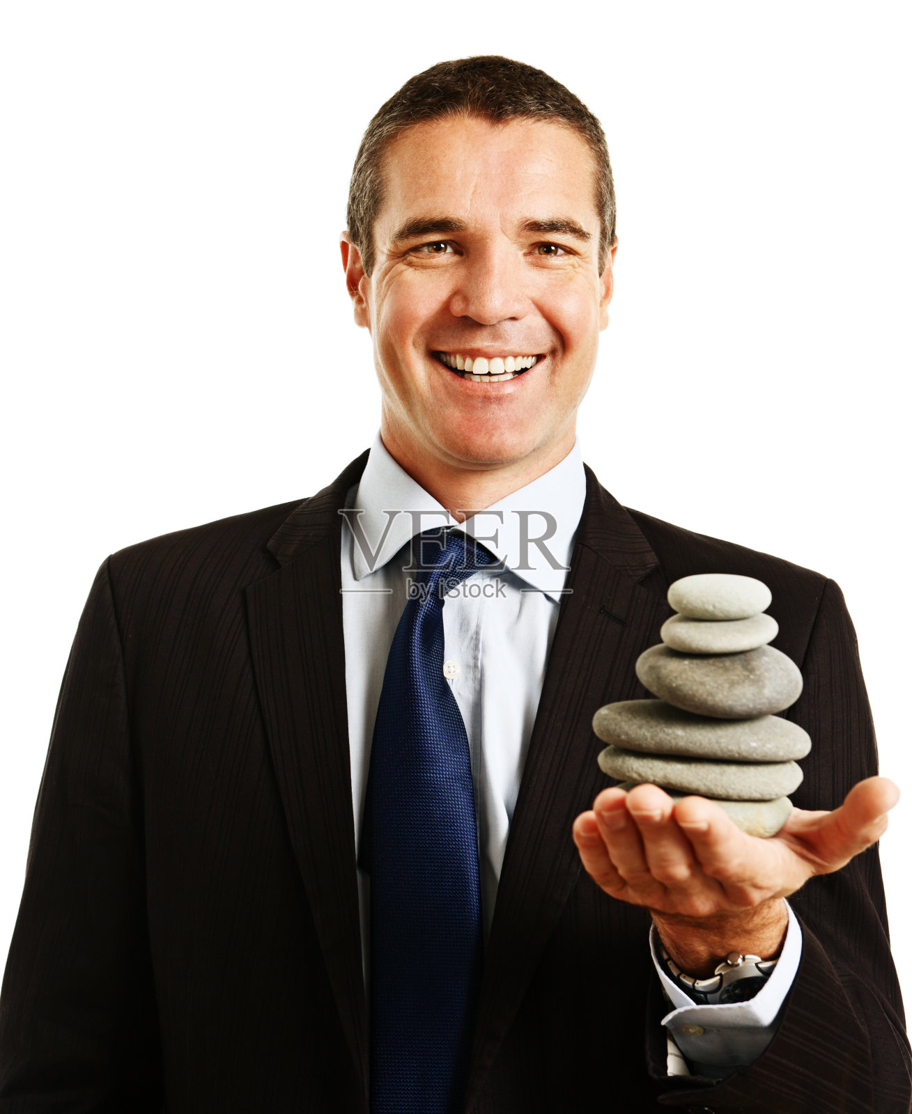 微笑着穿着正式的商人与禅宗冥想石照片摄影图片