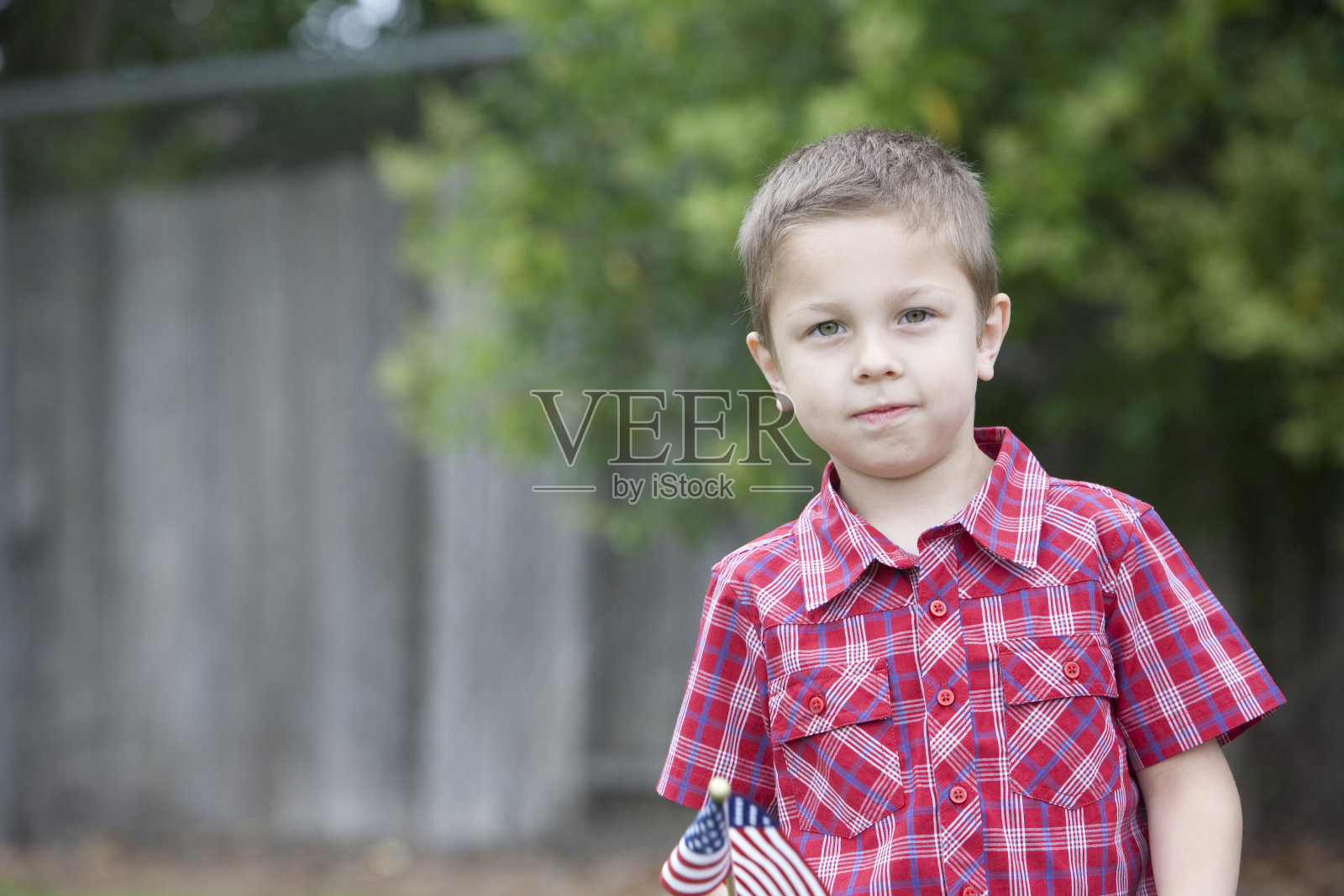 穿红衬衫的男孩照片摄影图片