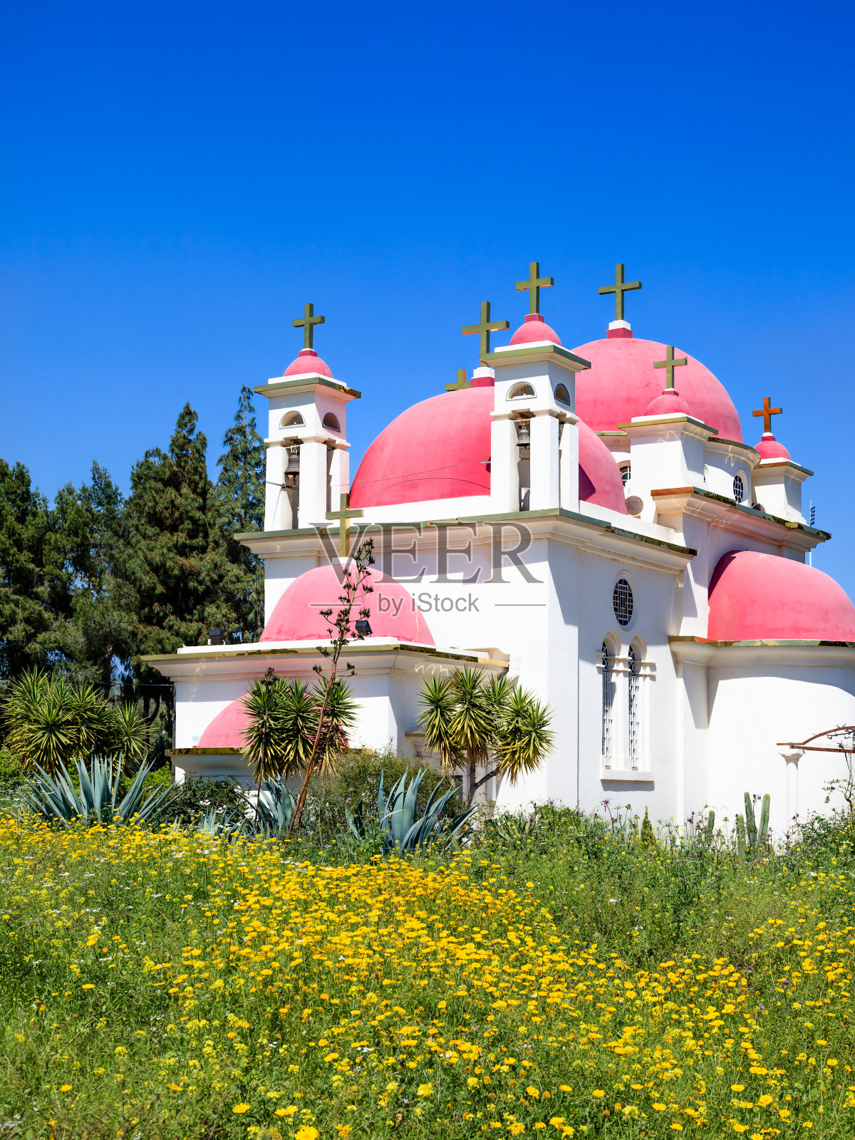 加利利海的希腊东正教堂照片摄影图片