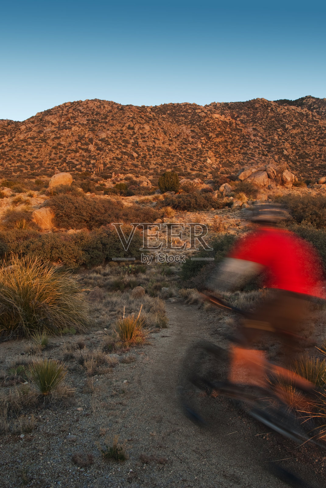 山地摩托车人的运动模糊了日落的风景照片摄影图片