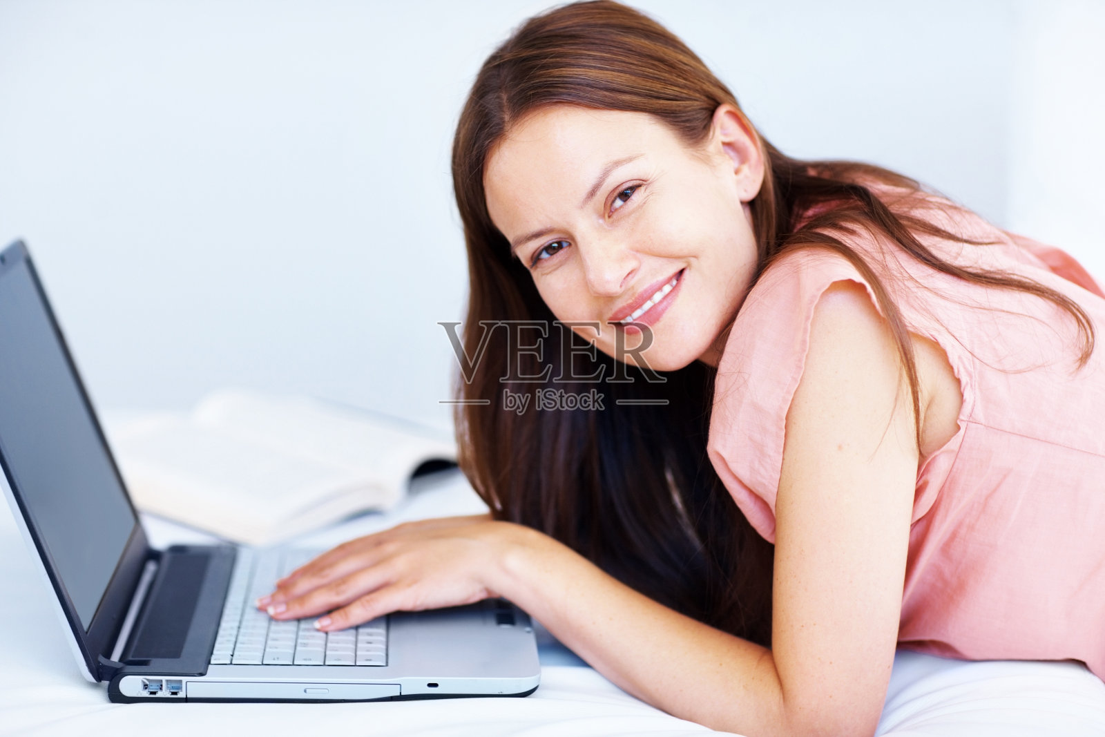 微笑的中年女性正在使用笔记本电脑照片摄影图片