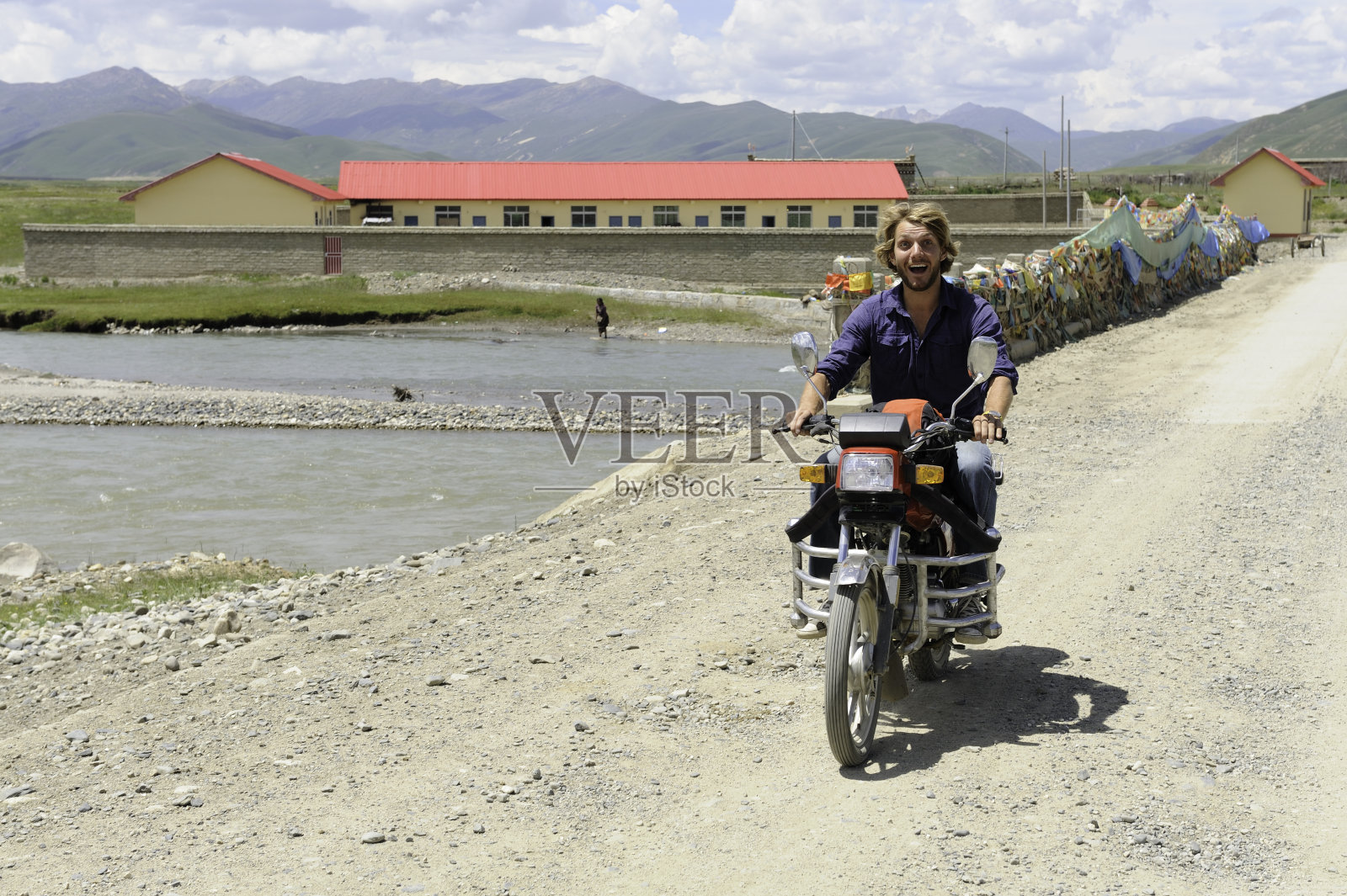 在中国骑摩托车的人照片摄影图片