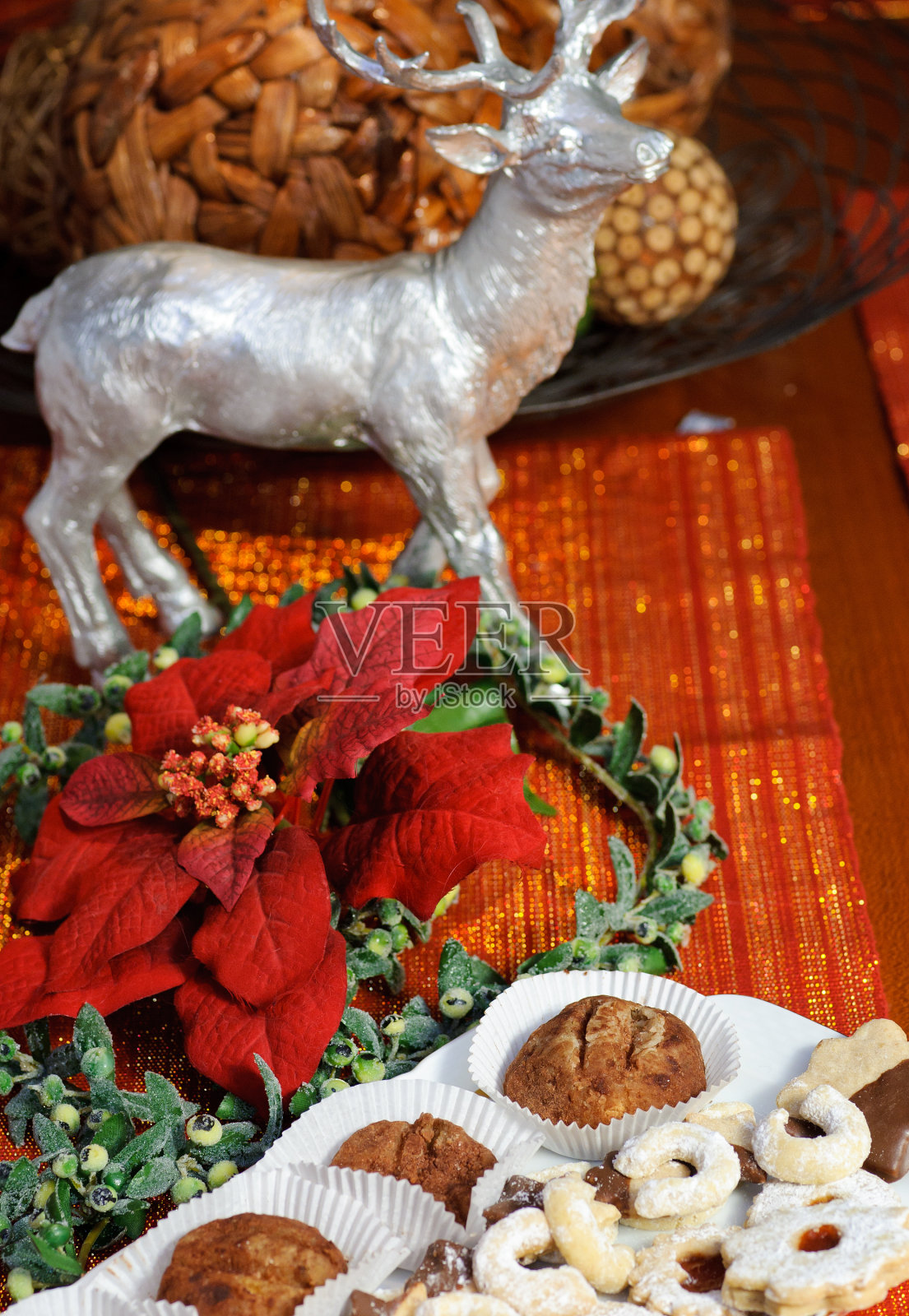 装饰好的桌子上有圣诞饼干照片摄影图片