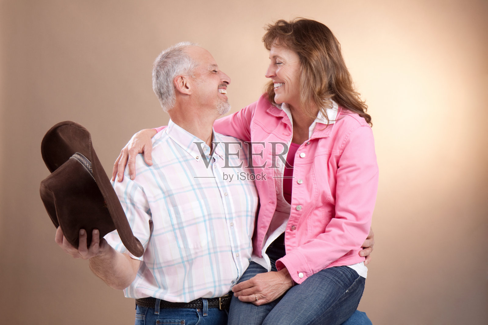 富有魅力的快乐成熟的西方夫妇肖像照片摄影图片