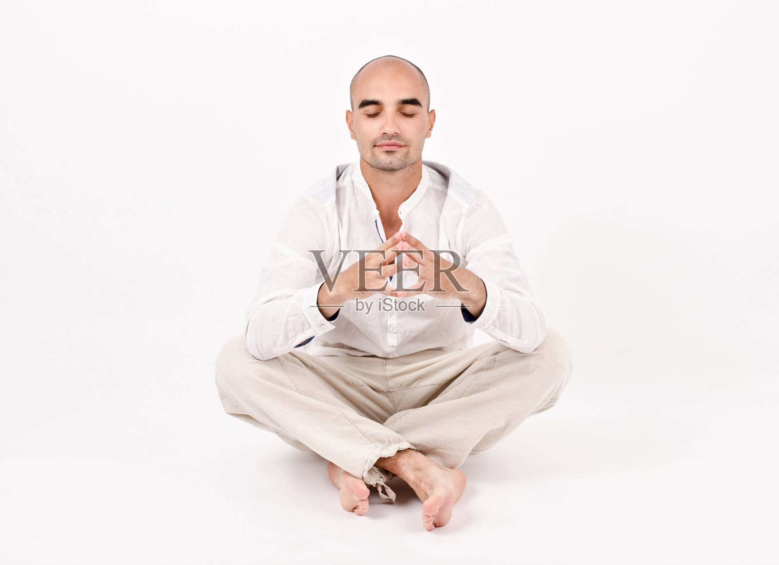 瑜伽姿势的男人。照片摄影图片