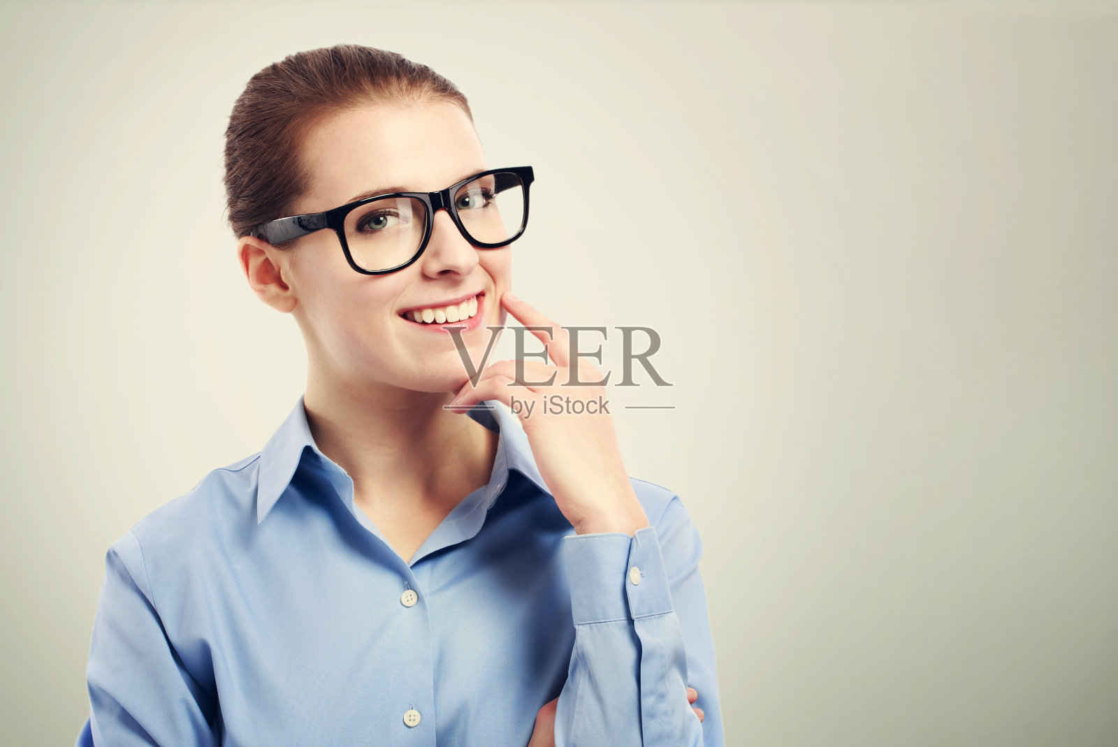 戴着黑色大眼镜的女商人照片摄影图片