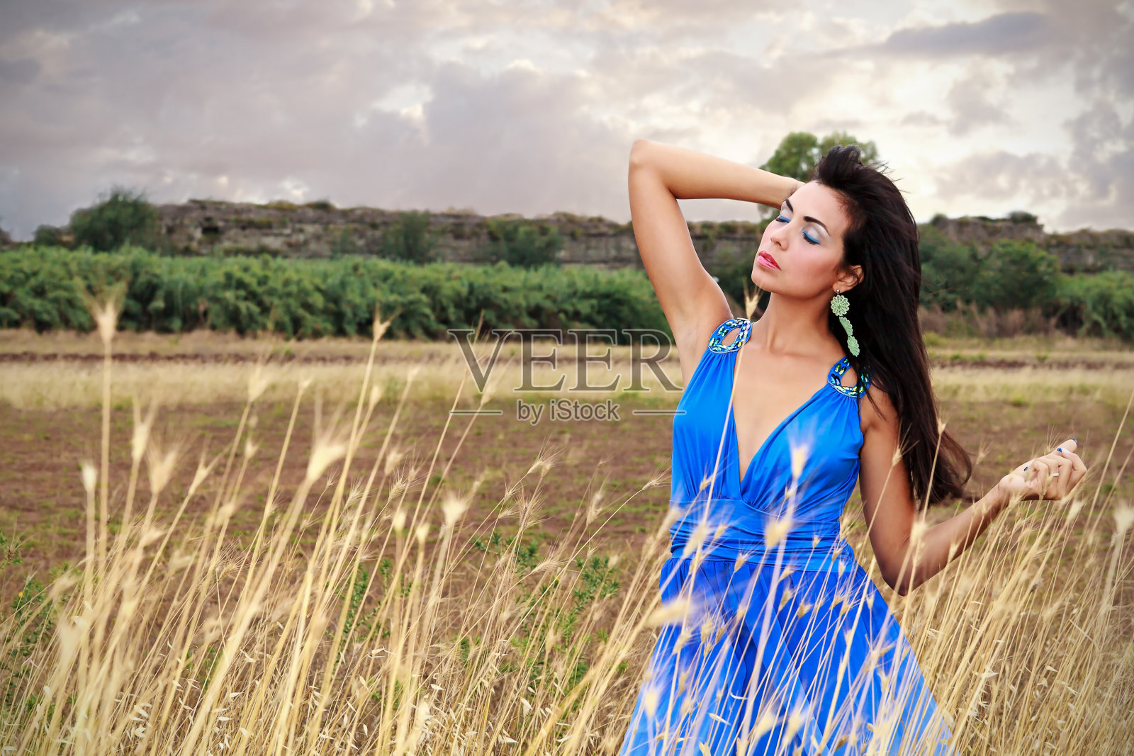 女人是古罗马的高架渠。照片摄影图片