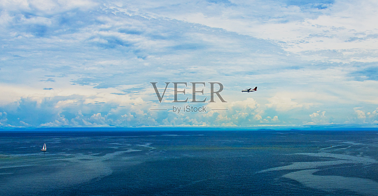 在加勒比海上空飞行的飞机照片摄影图片