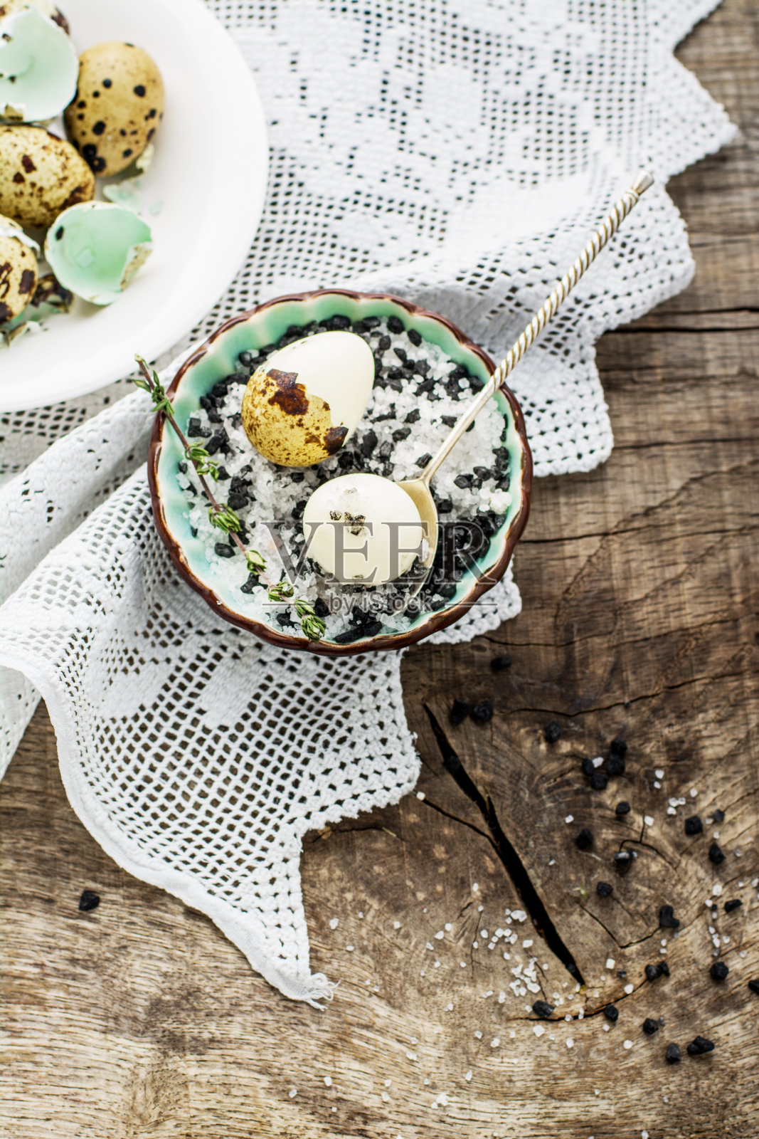 鹌鹑蛋与黑白盐混合照片摄影图片