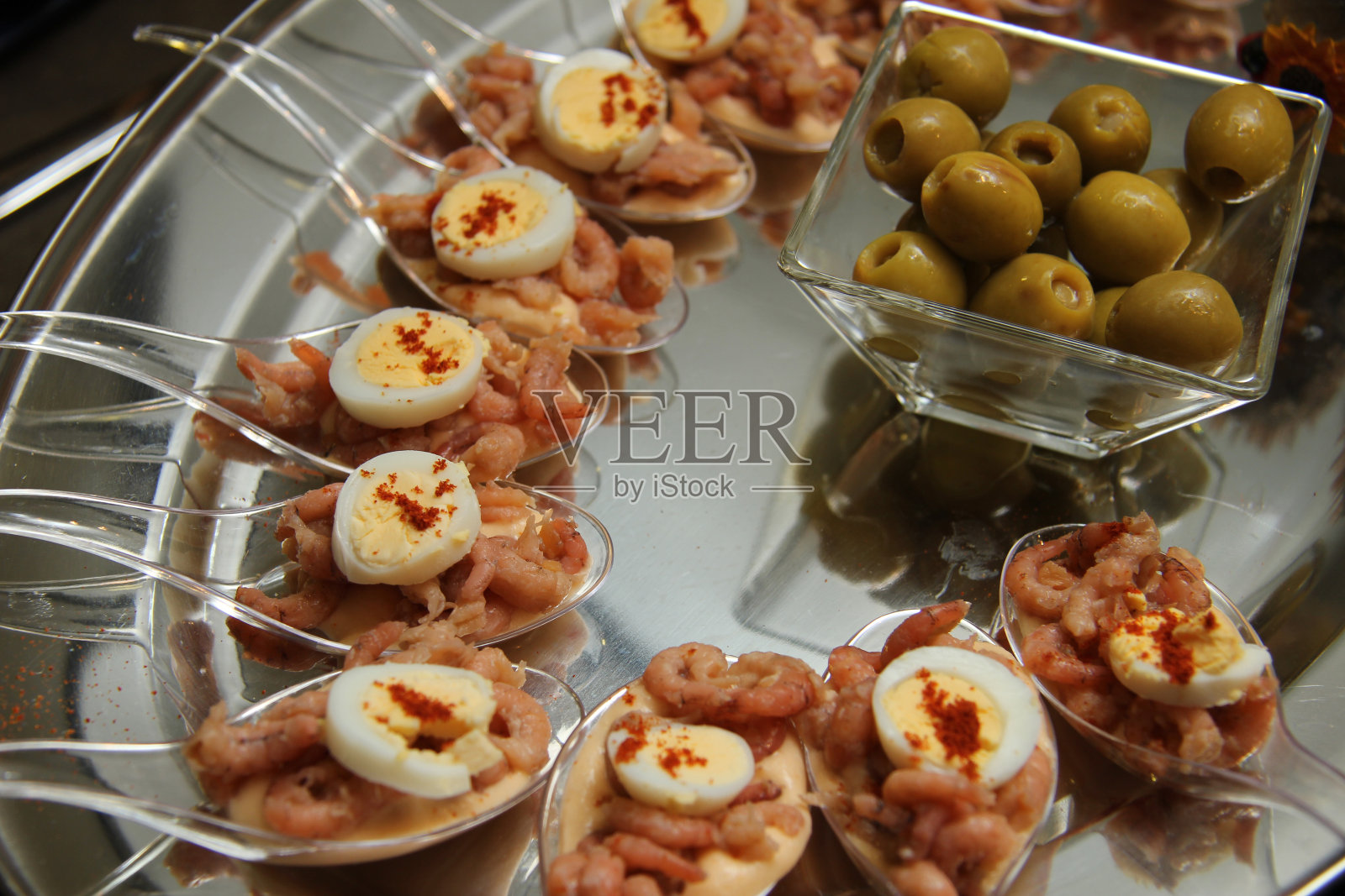 勺子上的虾肉开胃小吃照片摄影图片