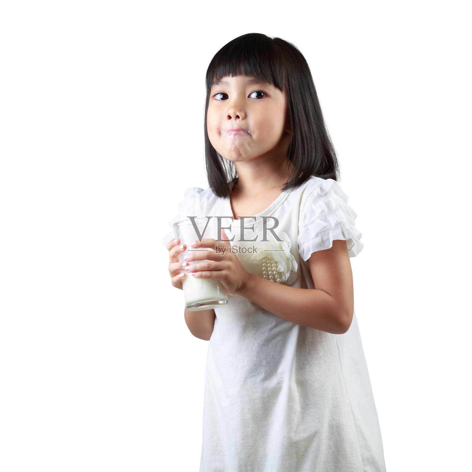 快乐的亚洲小女孩拿着一杯牛奶照片摄影图片