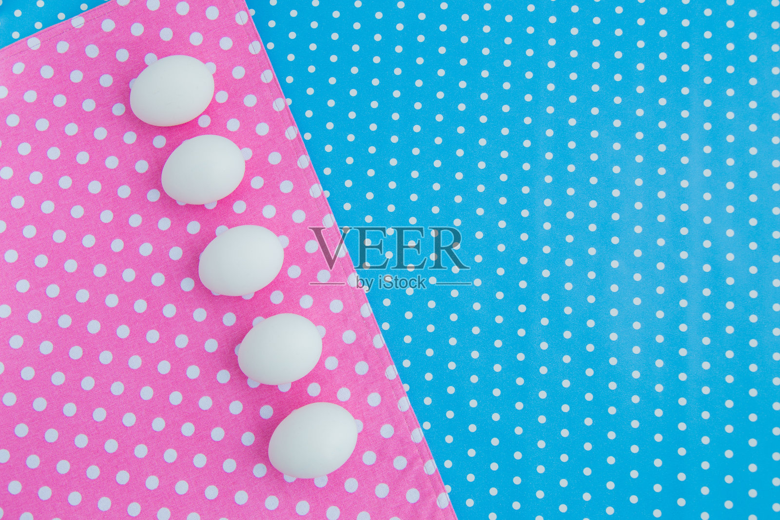 鸡蛋排成一行照片摄影图片