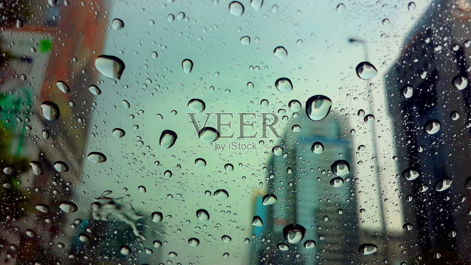 雨滴落在玻璃上照片摄影图片