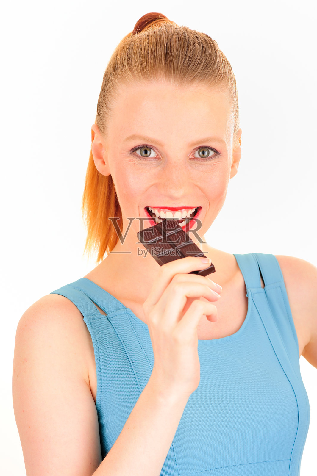 吃巧克力的女人照片摄影图片