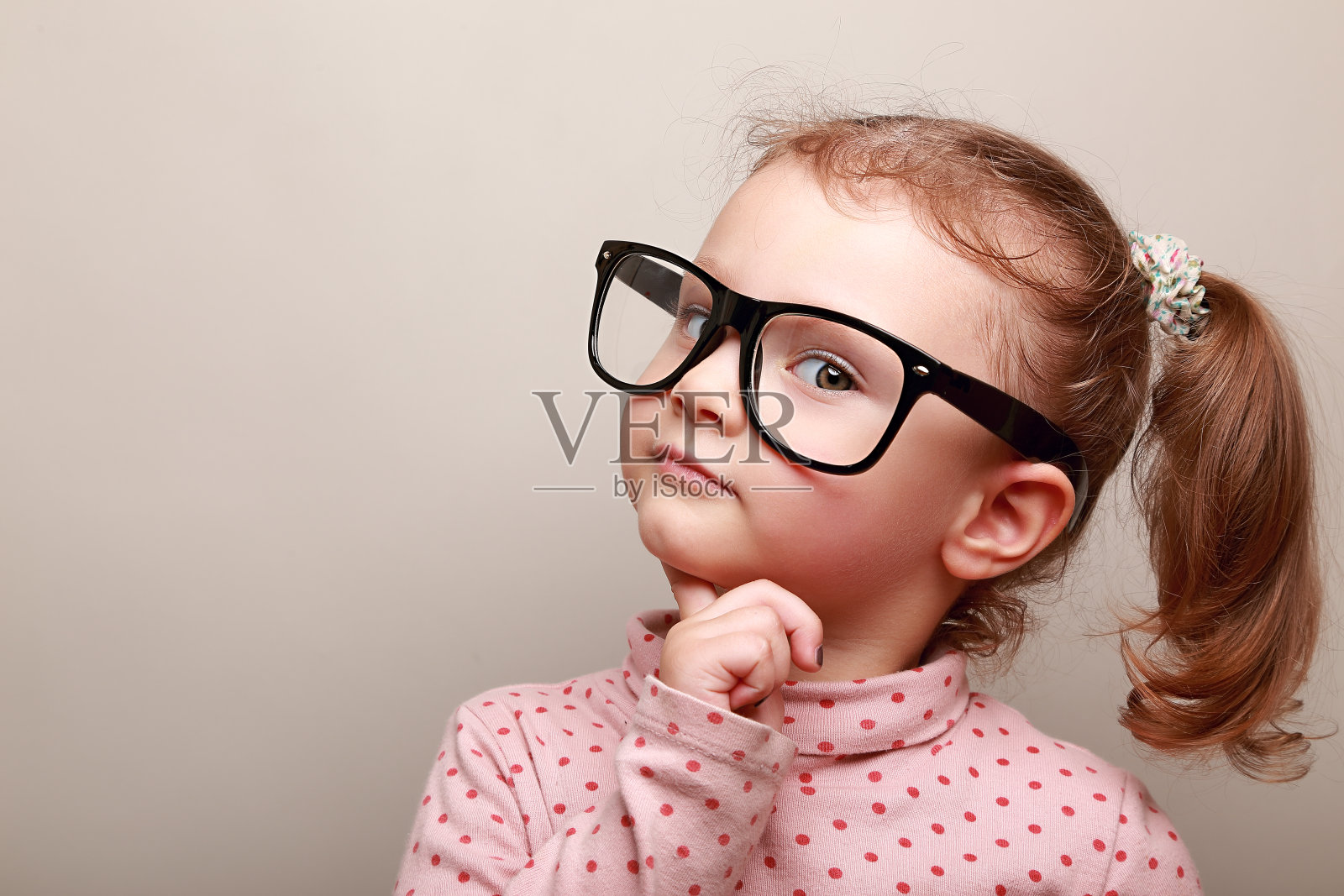 戴着眼镜的聪明女孩照片摄影图片