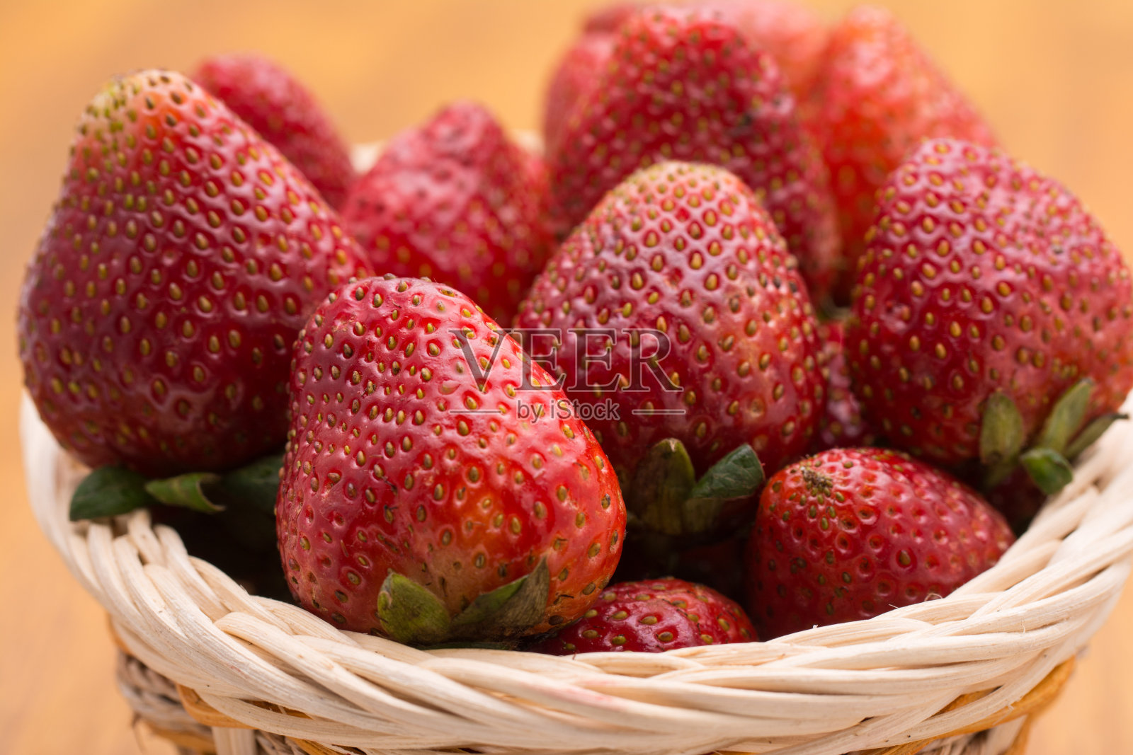 草莓被放进篮子里照片摄影图片