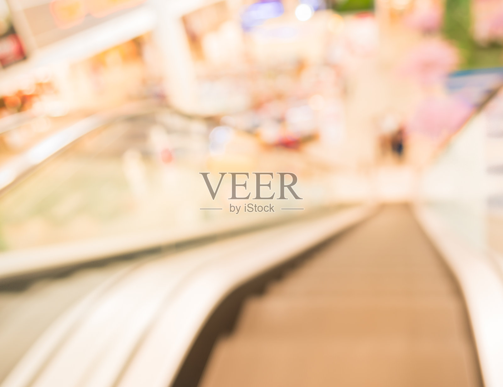 现代购物中心的自动扶梯。照片摄影图片