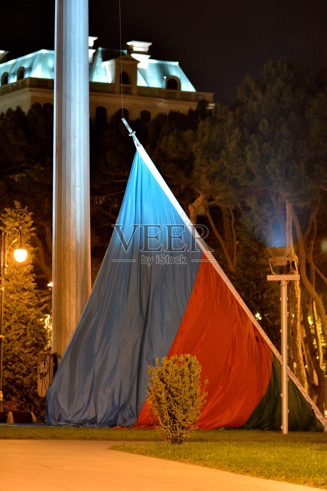 在阿塞拜疆的巴库,晚上放下阿塞拜疆国旗照片摄影图片