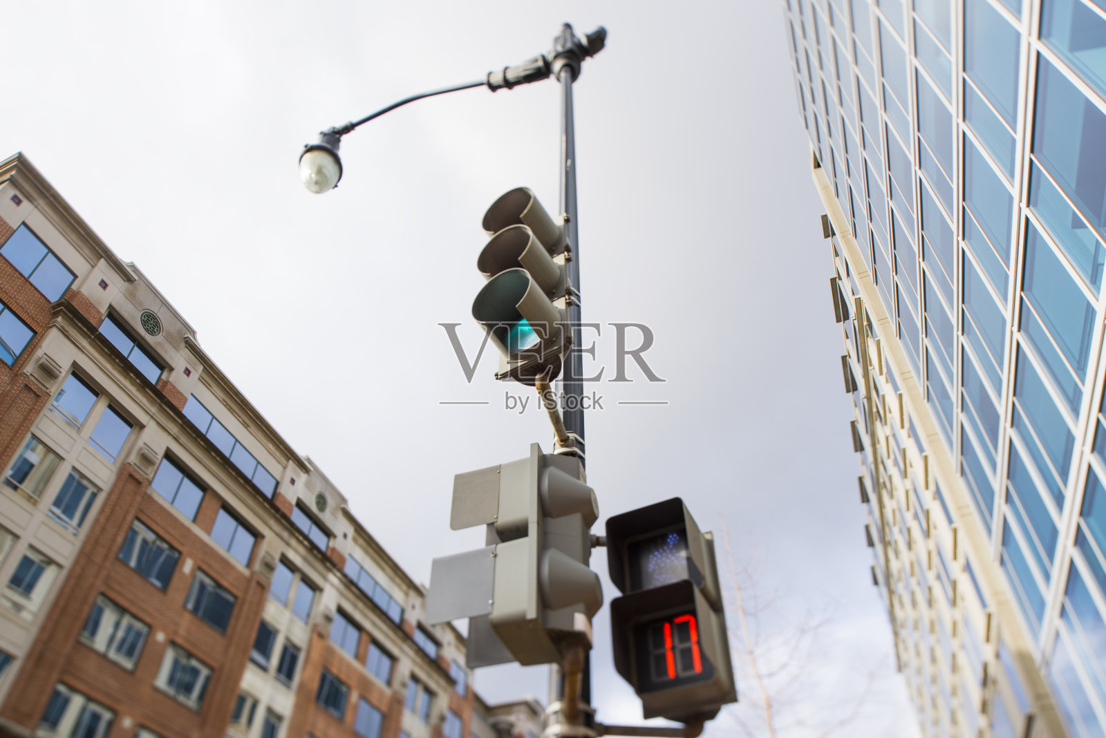 晴空下路灯的低角度视角照片摄影图片