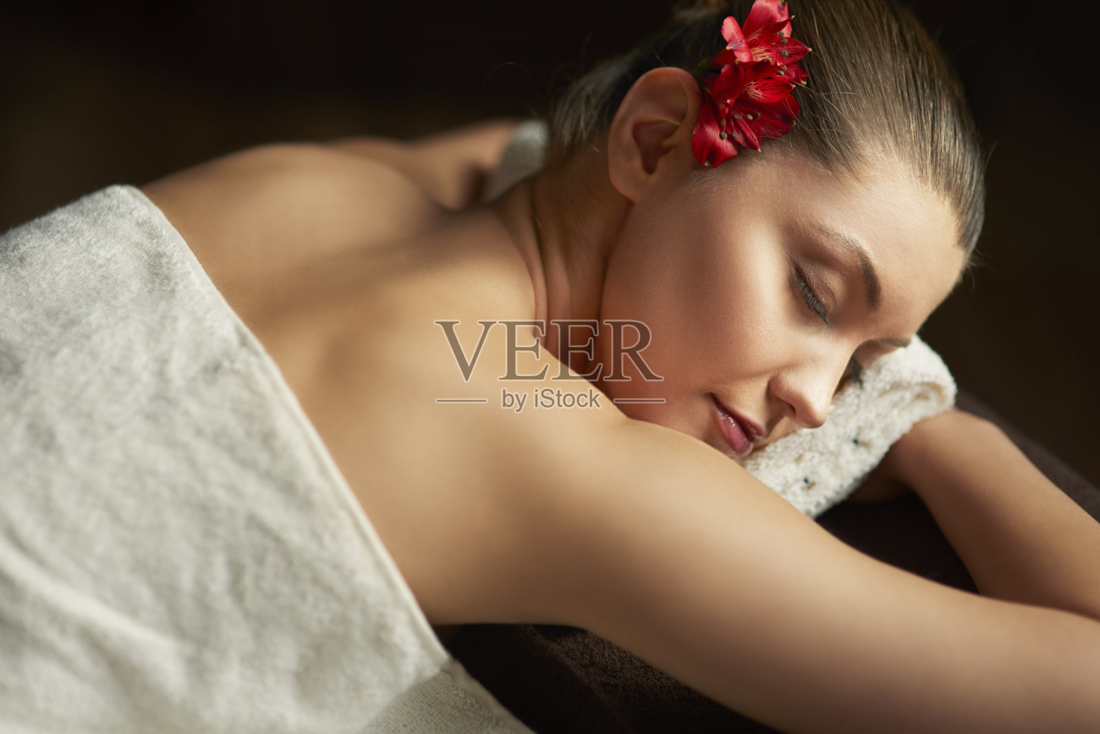 在水疗中心放松的美女照片摄影图片