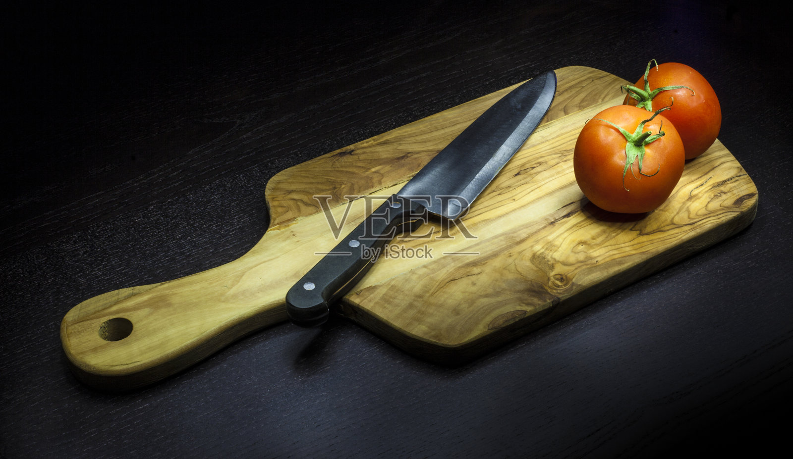 切菜板和两个西红柿照片摄影图片