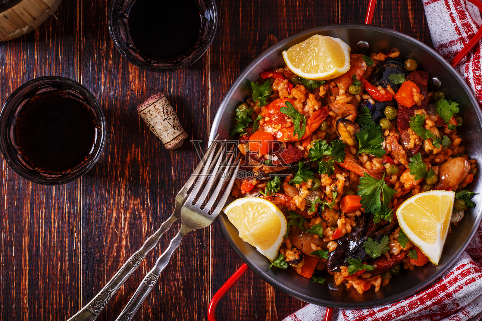 海鲜饭配鸡肉,西班牙香肠,海鲜,蔬菜和藏红花。照片摄影图片