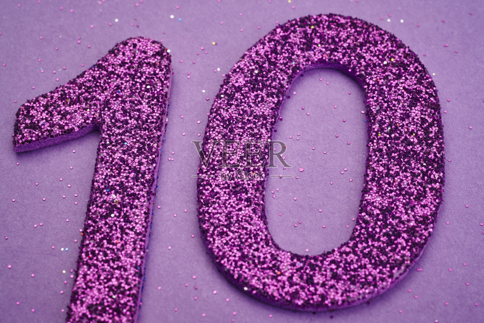 第十题,紫色背景上的紫色。周年纪念日照片摄影图片