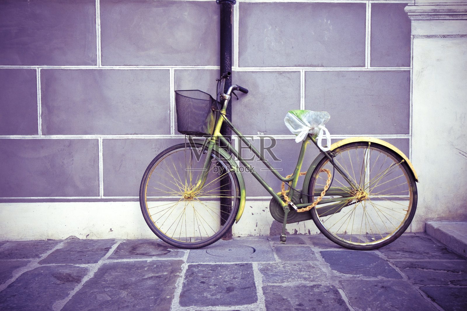 靠墙的旧自行车照片摄影图片