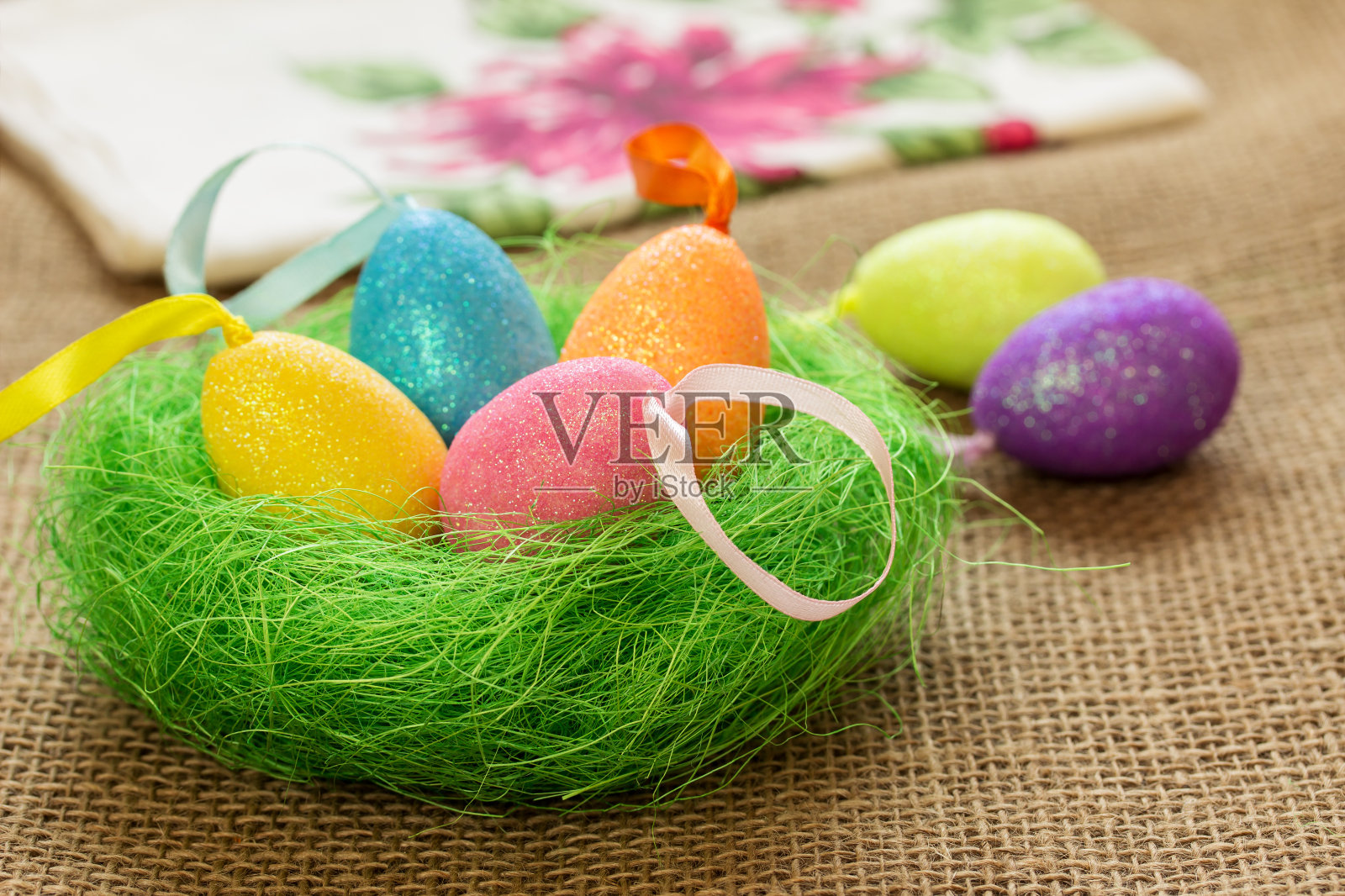 复活节彩蛋放在装饰的巢里。乡村风格。照片摄影图片