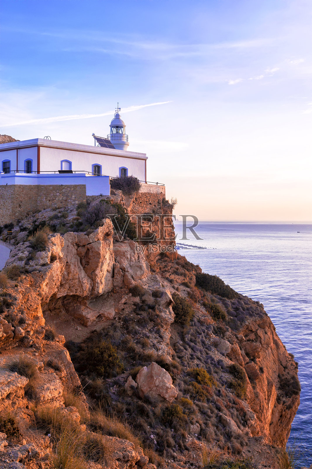 阿尔比尔灯塔美丽地坐落在悬崖顶上照片摄影图片
