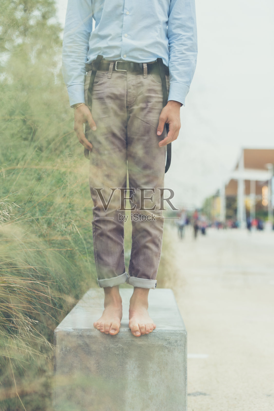 一个年轻男子在城市背景下摆姿势的细节照片摄影图片