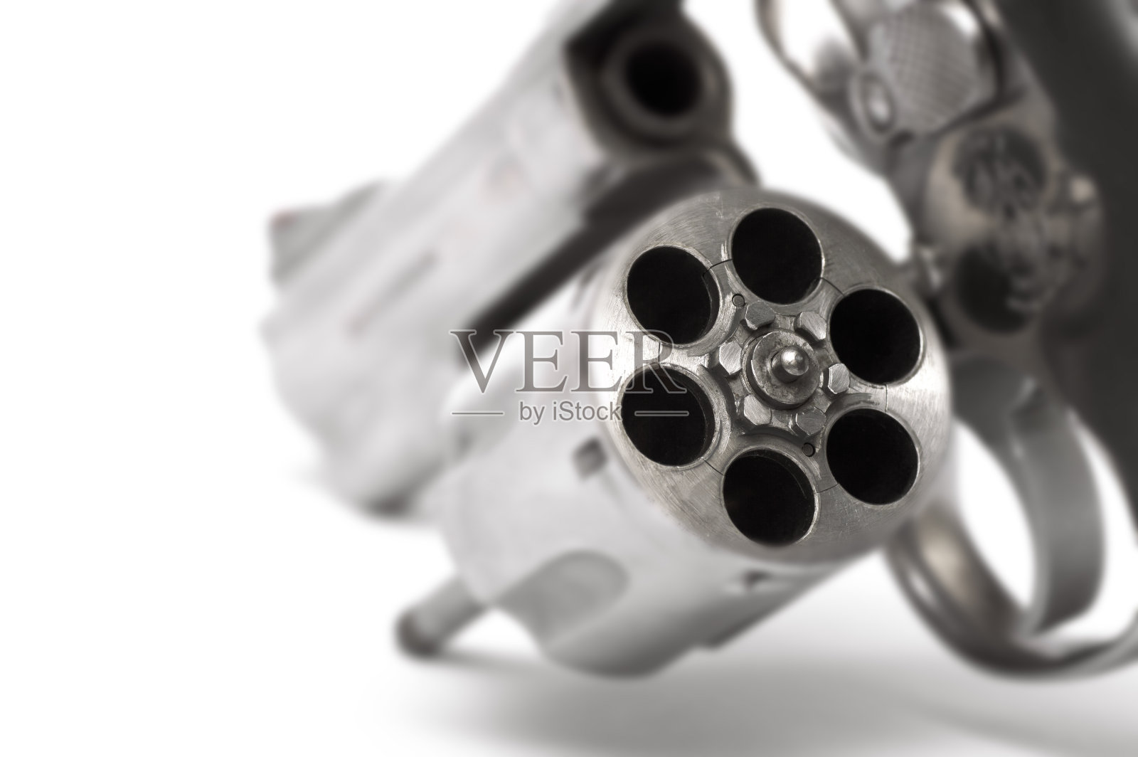 口径左轮手枪手枪装填气缸在白色背景。照片摄影图片