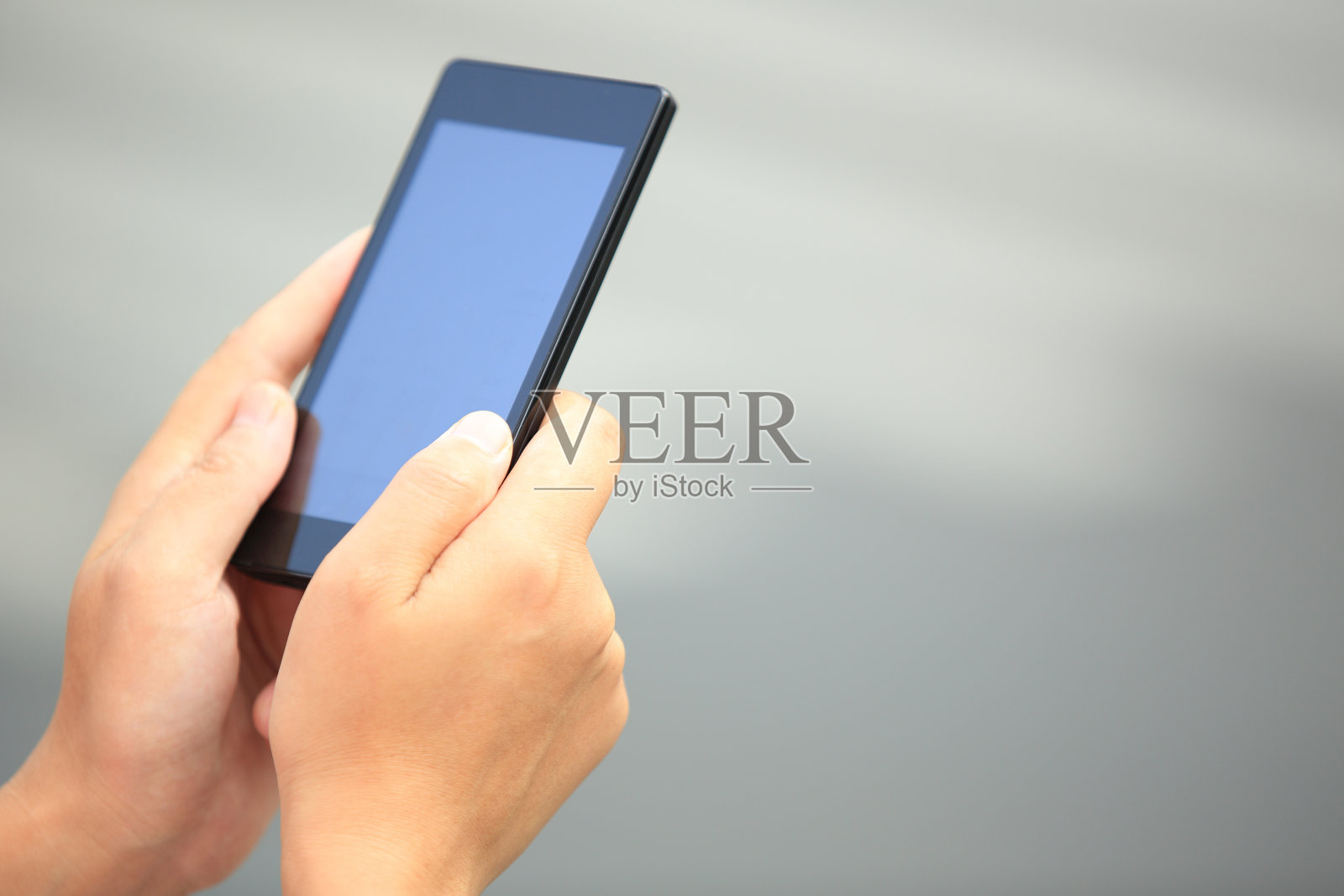 手在城市使用智能手机照片摄影图片