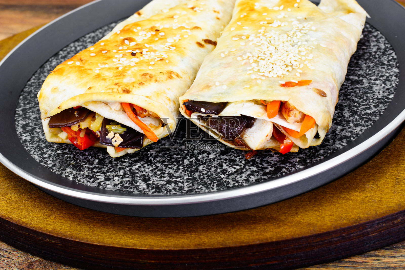 鸡肉蔬菜墨西哥卷饼照片摄影图片