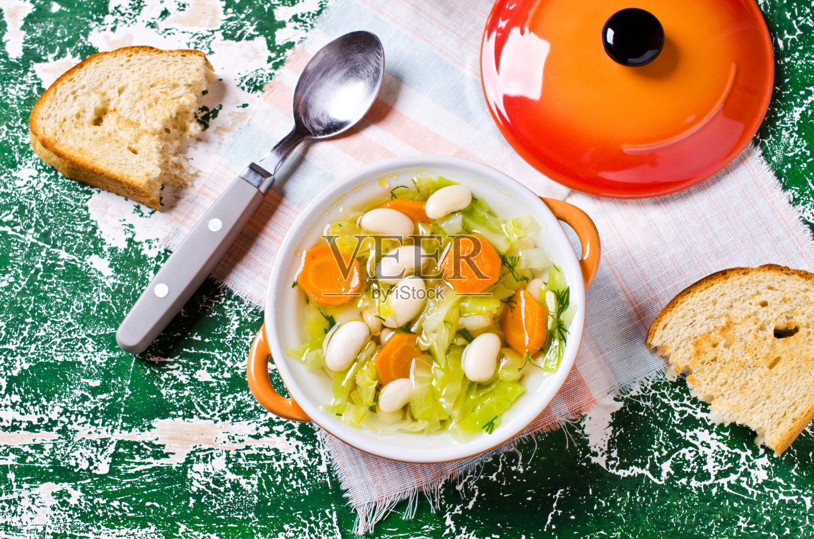 蔬菜和豆类的汤照片摄影图片