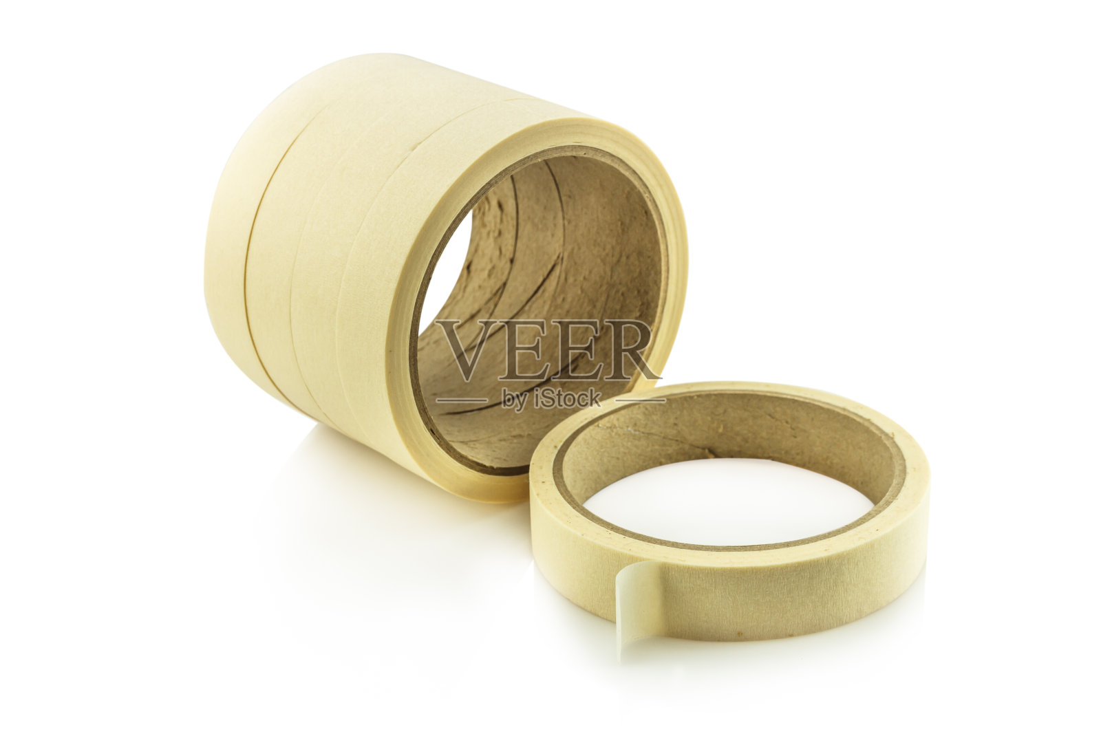 白色背景上的遮蔽胶带。照片摄影图片