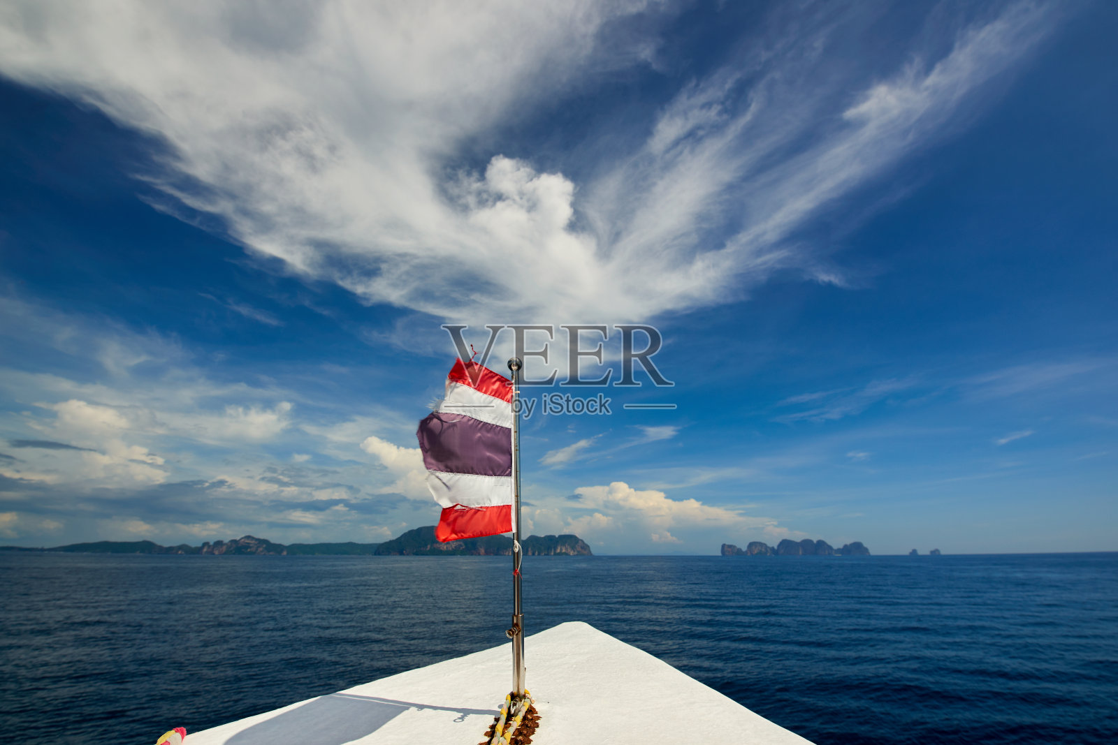 泰国国旗与船只驶往泰国皮皮岛照片摄影图片