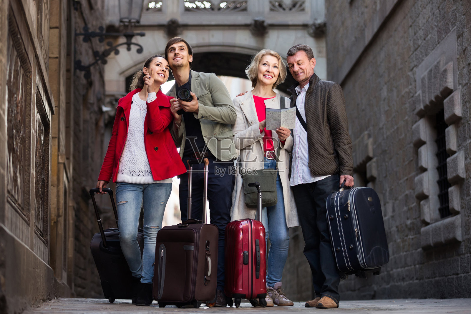 带着地图和行李游览景点的游客肖像照片摄影图片