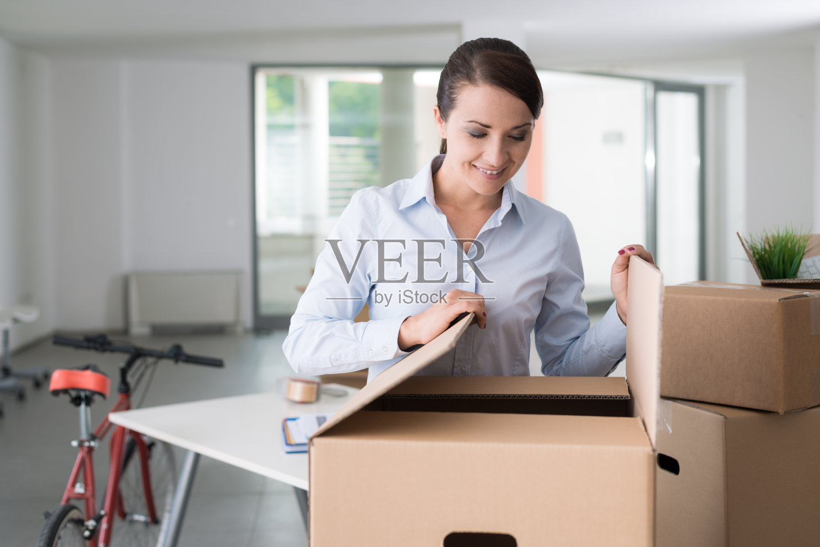 快乐女人拆包照片摄影图片