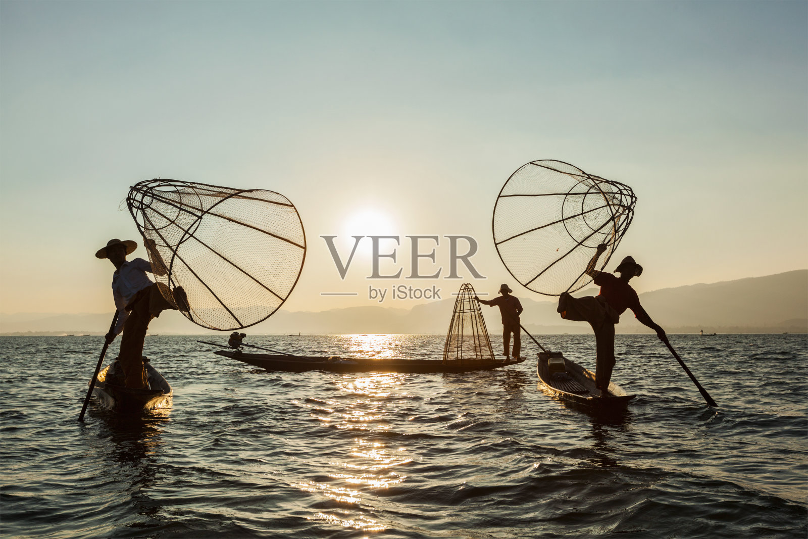 缅甸茵莱湖上的缅甸渔民照片摄影图片