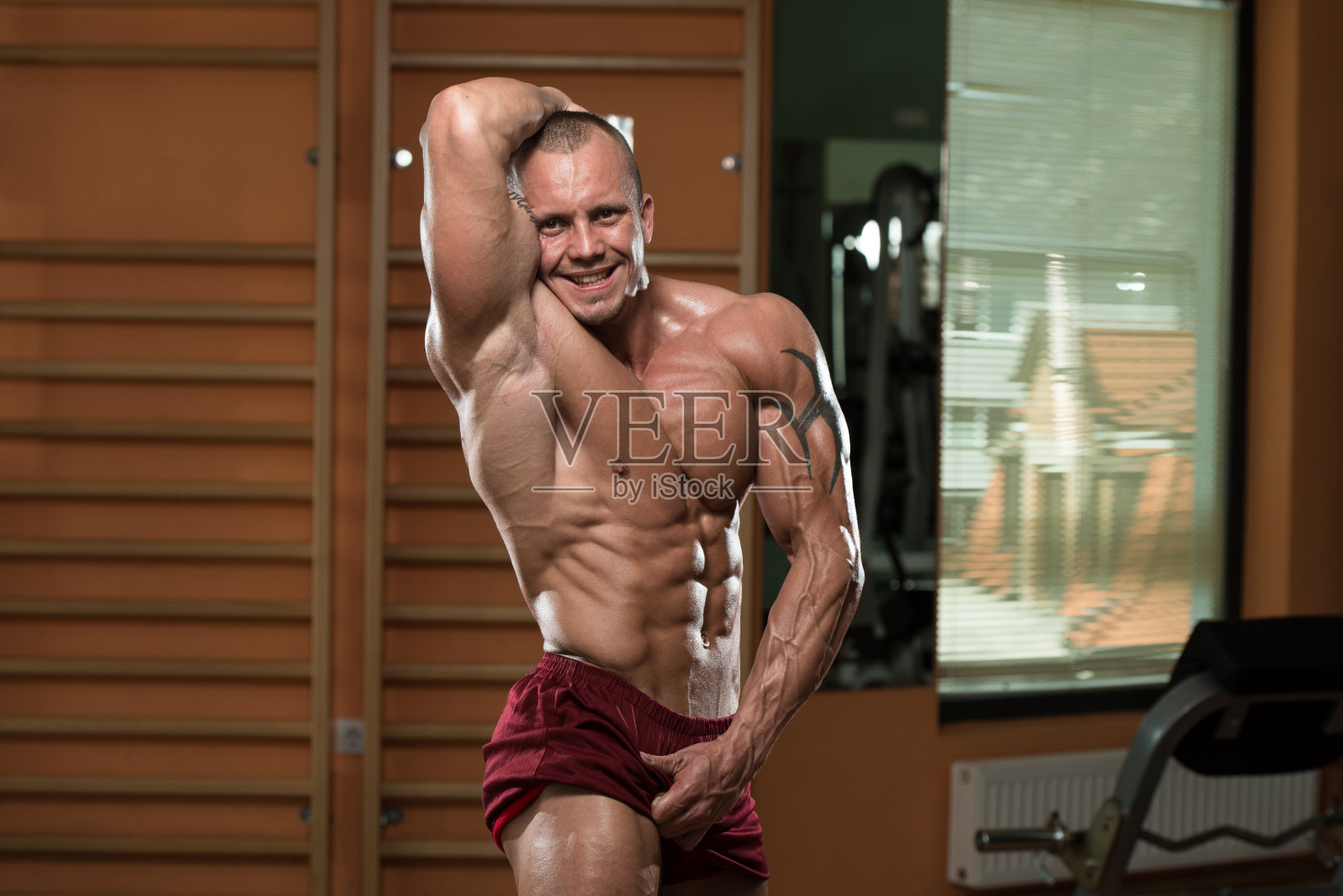 一个身体健康、肌肉发达的年轻人的肖像照片摄影图片