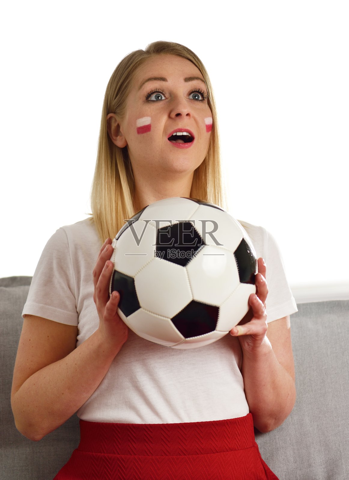 波兰球迷用国家的颜色为足球队欢呼。照片摄影图片