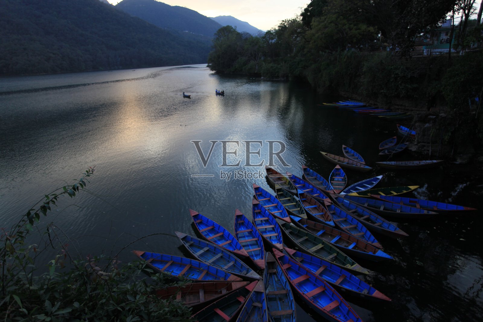 藏江中的船只照片摄影图片