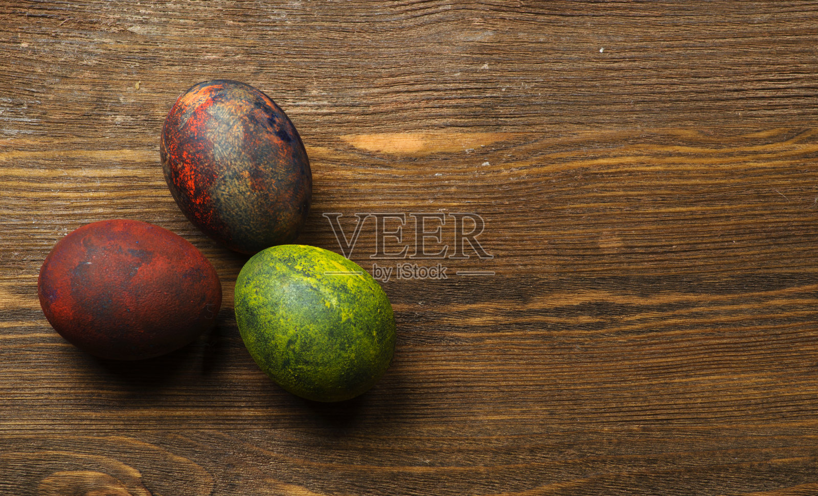 复活节彩蛋放在一张木桌上。照片摄影图片