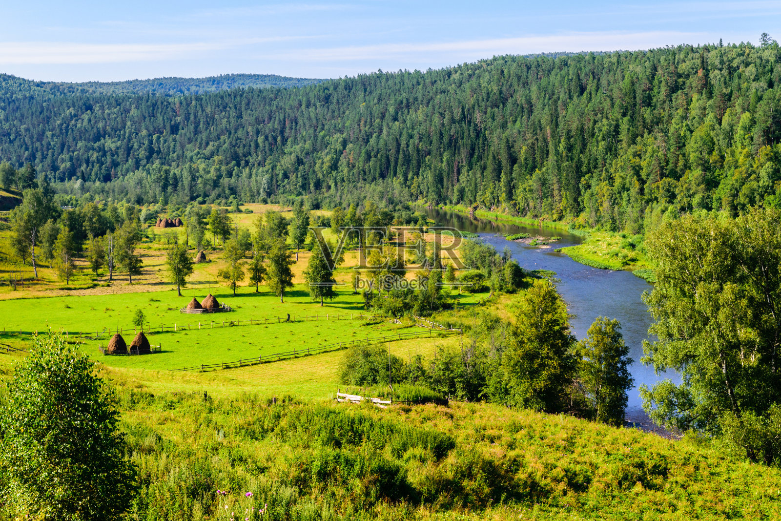 夏天的景观,山上有干草堆照片摄影图片