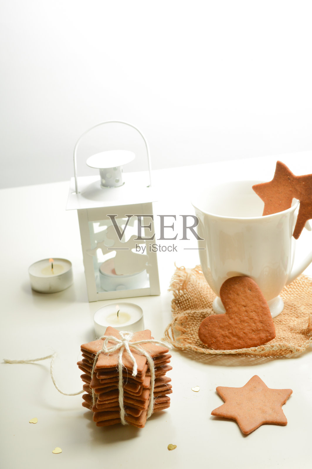 姜饼,热可可和蜡烛照片摄影图片