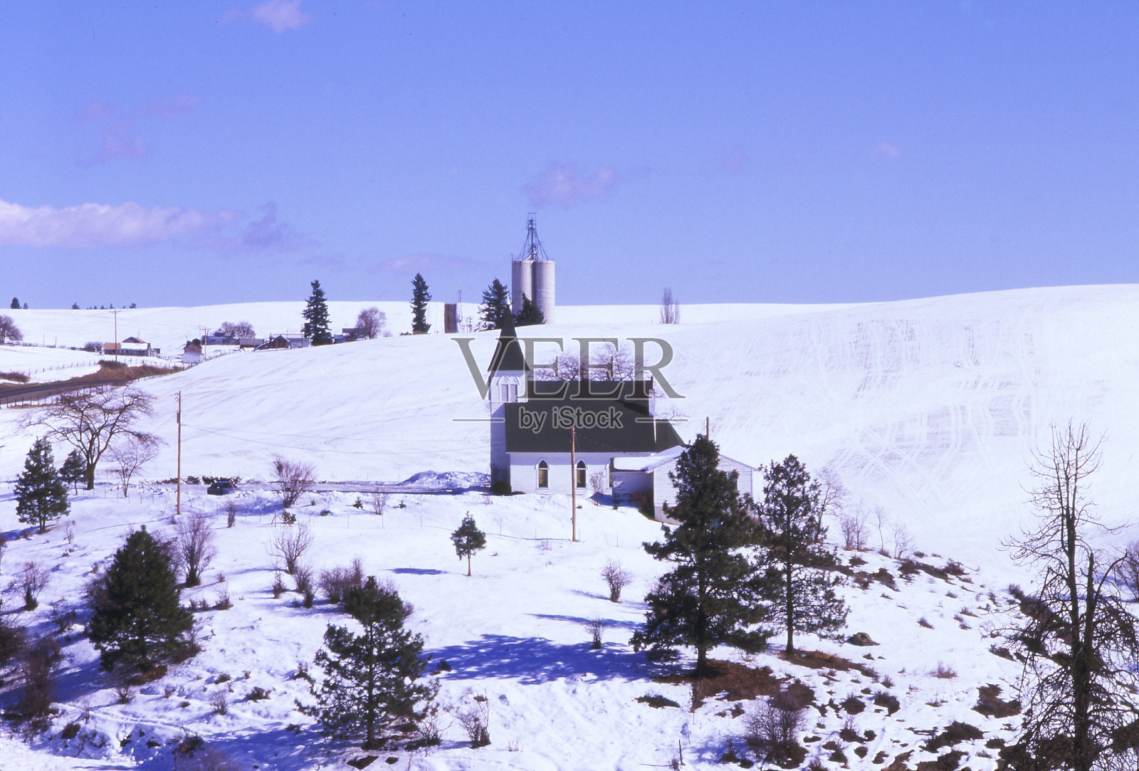 冬季乡村教堂与蓝色天空照片摄影图片