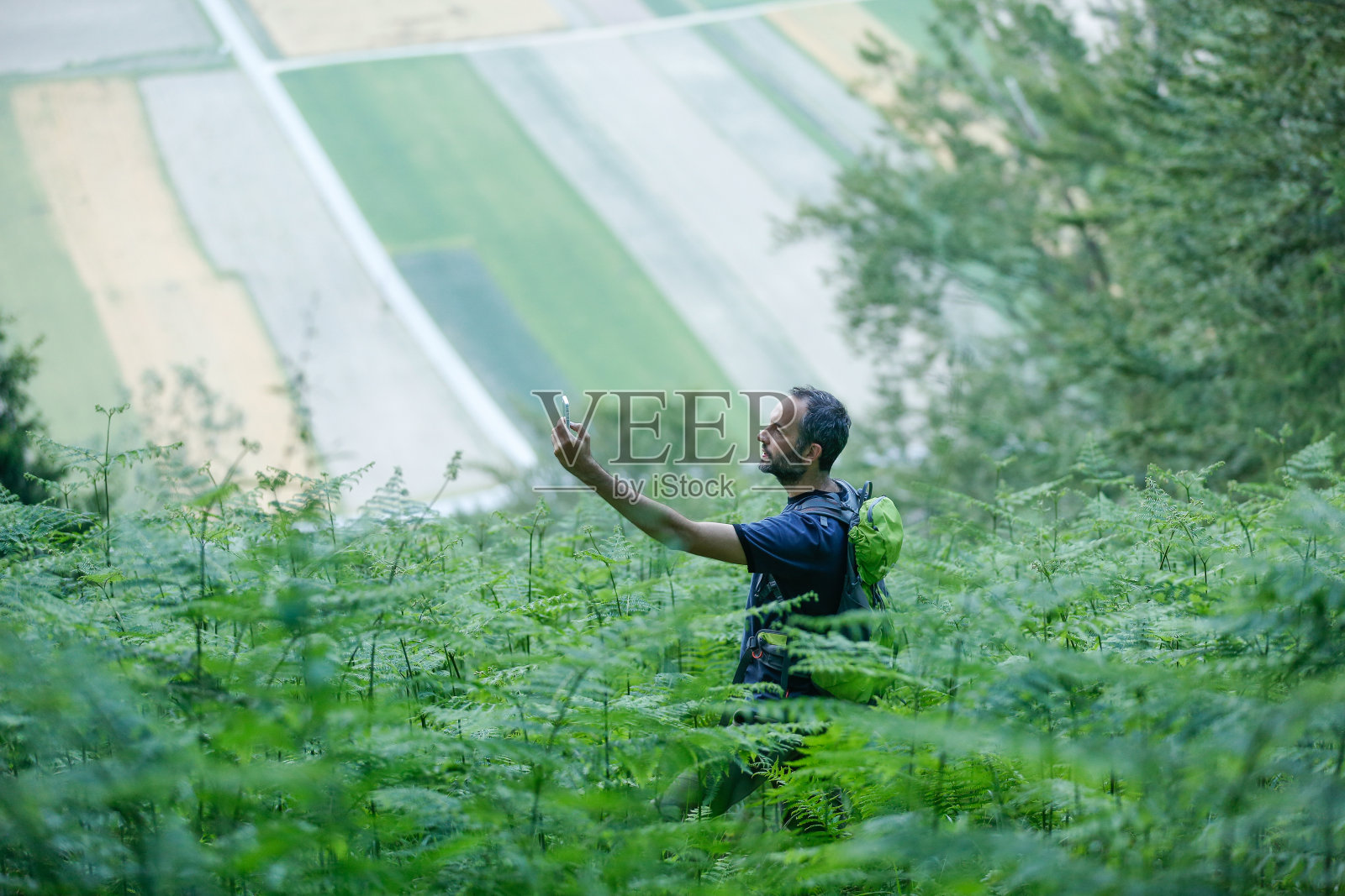一个徒步旅行者在智能手机上寻找他的GPS信号照片摄影图片