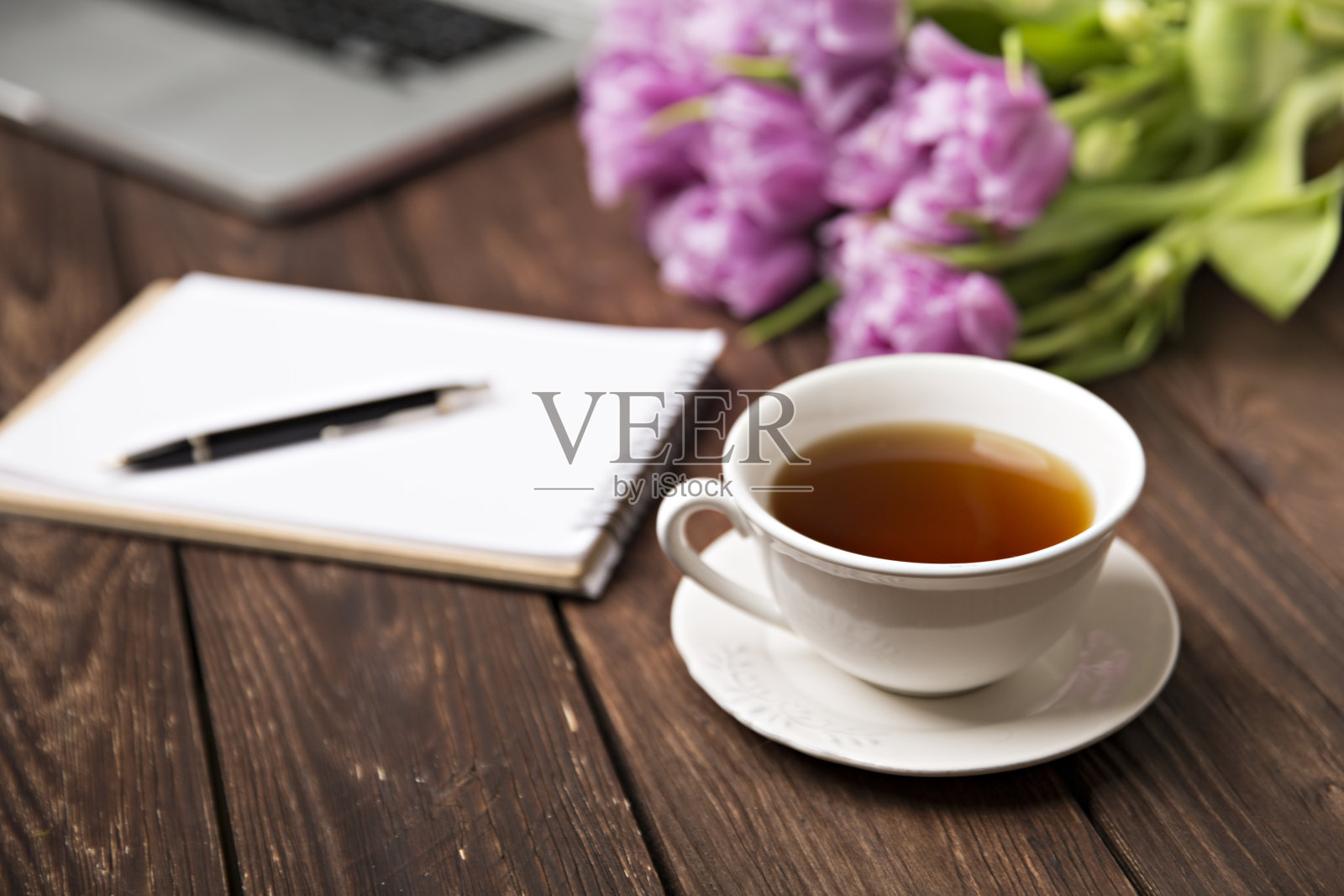 桌上有热茶照片摄影图片