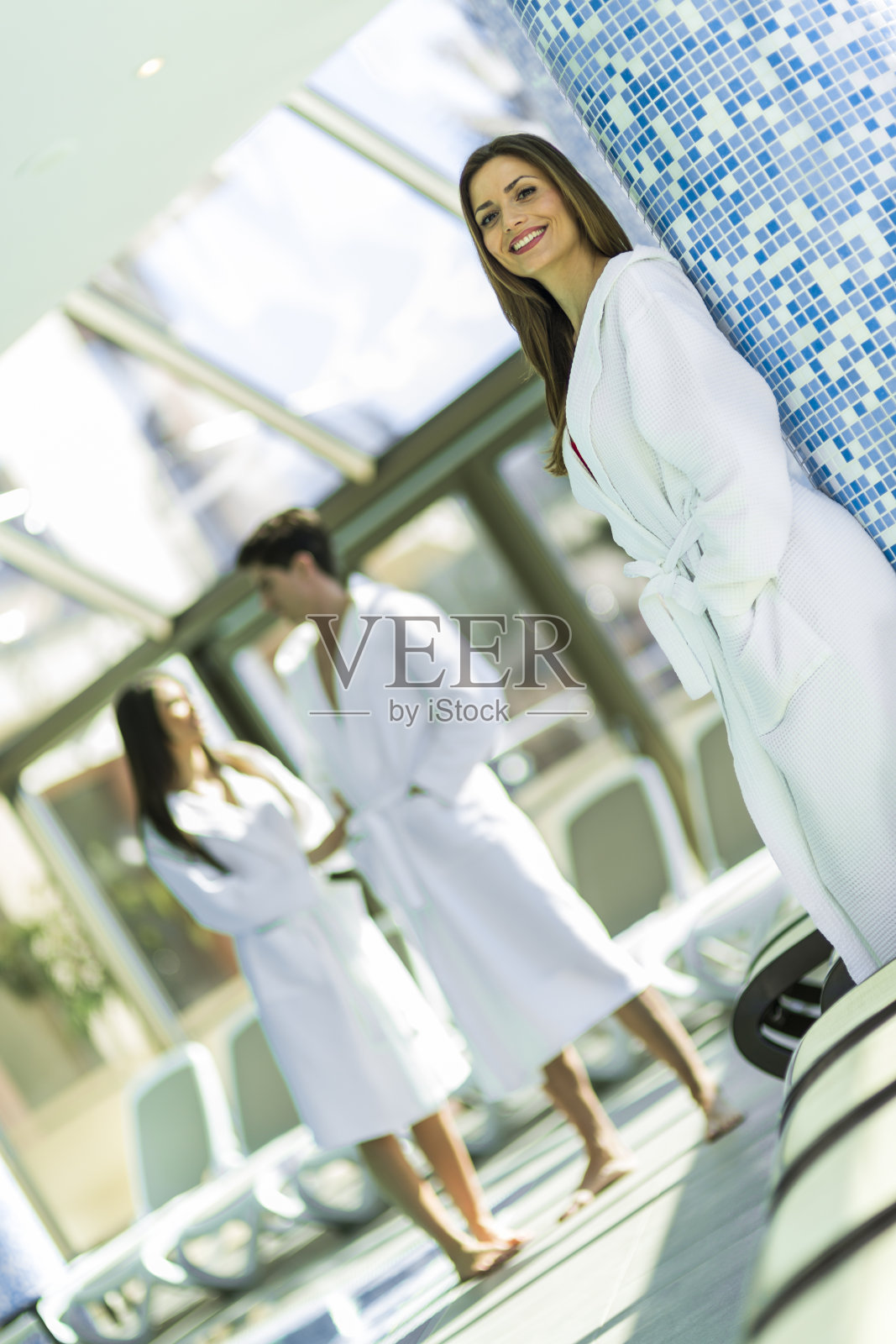 朋友们在游泳池旁的温泉浴场放松照片摄影图片